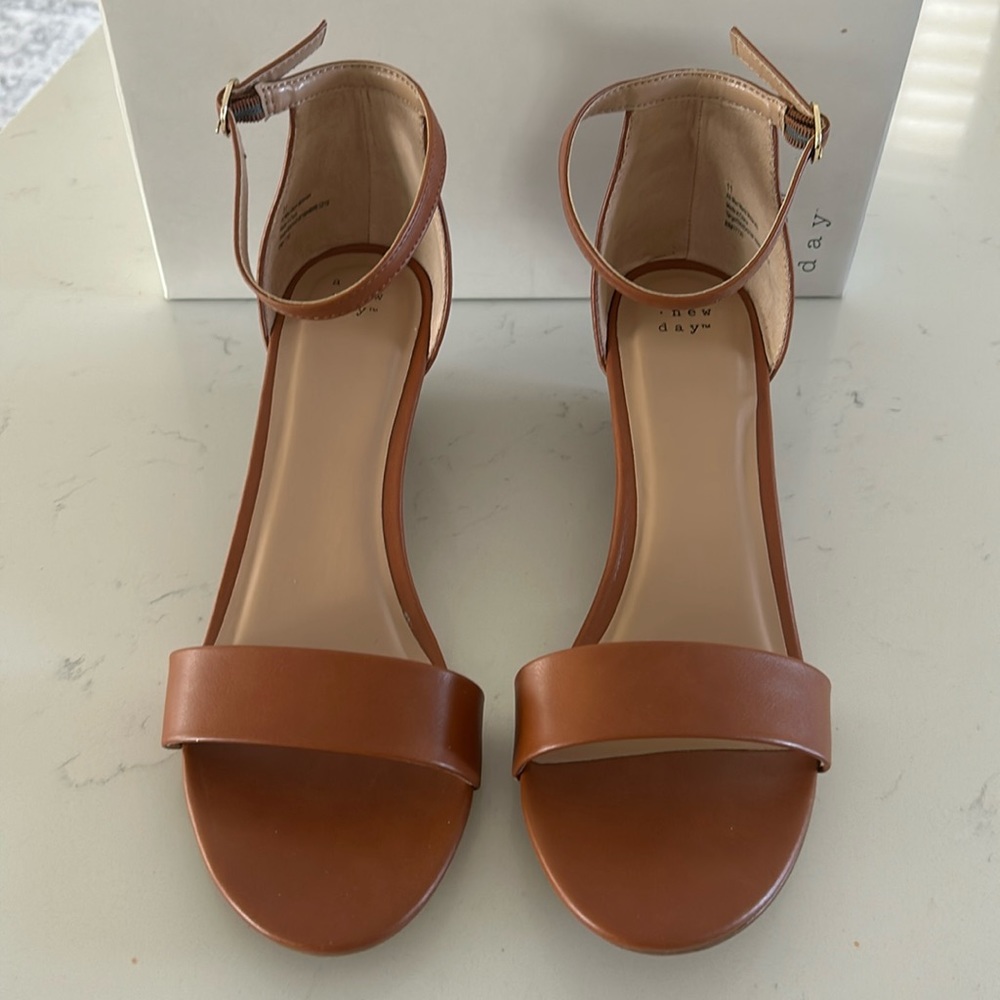 Low wedge sandals